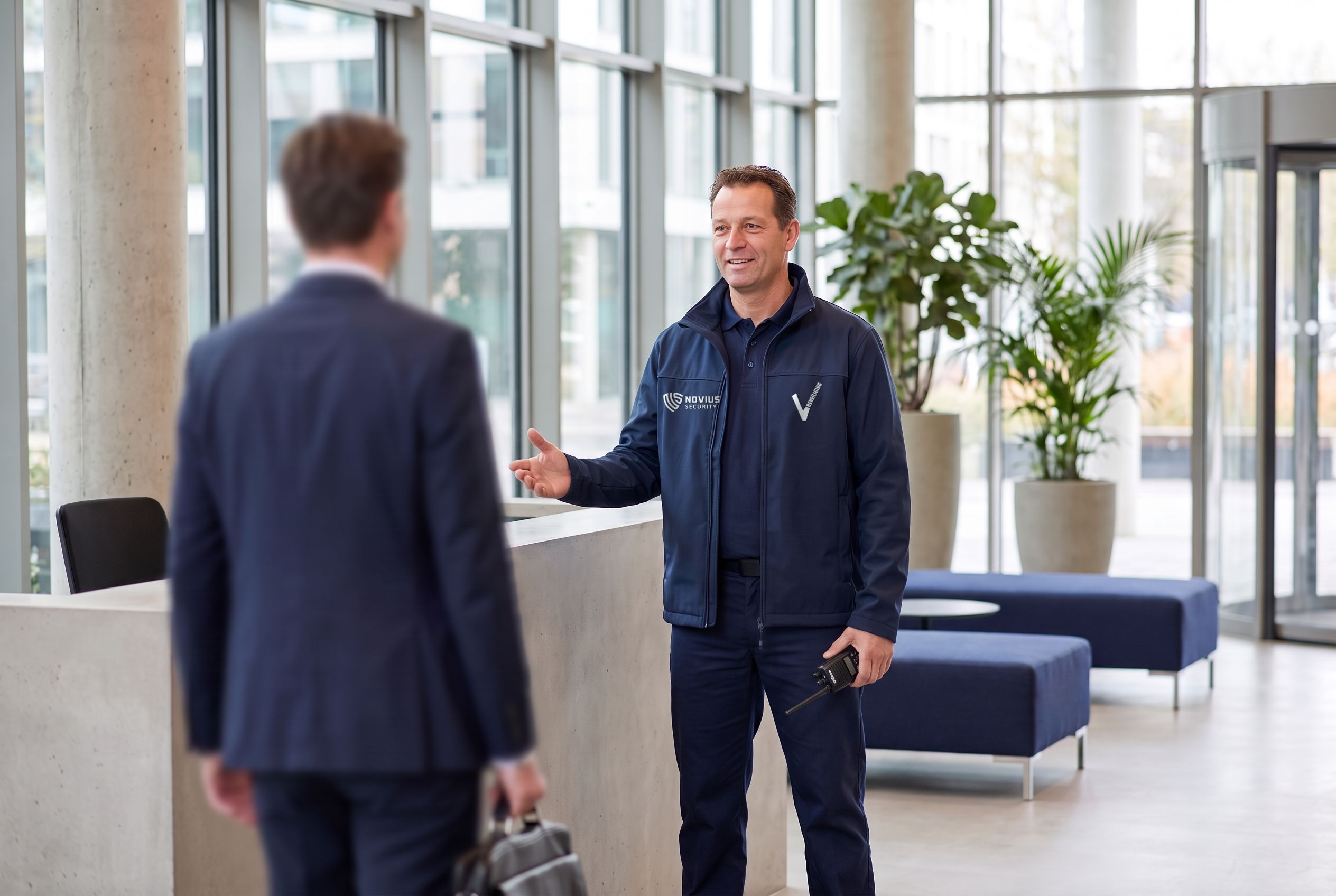 Beveiliger in de lobby van een kantoorgebouw
