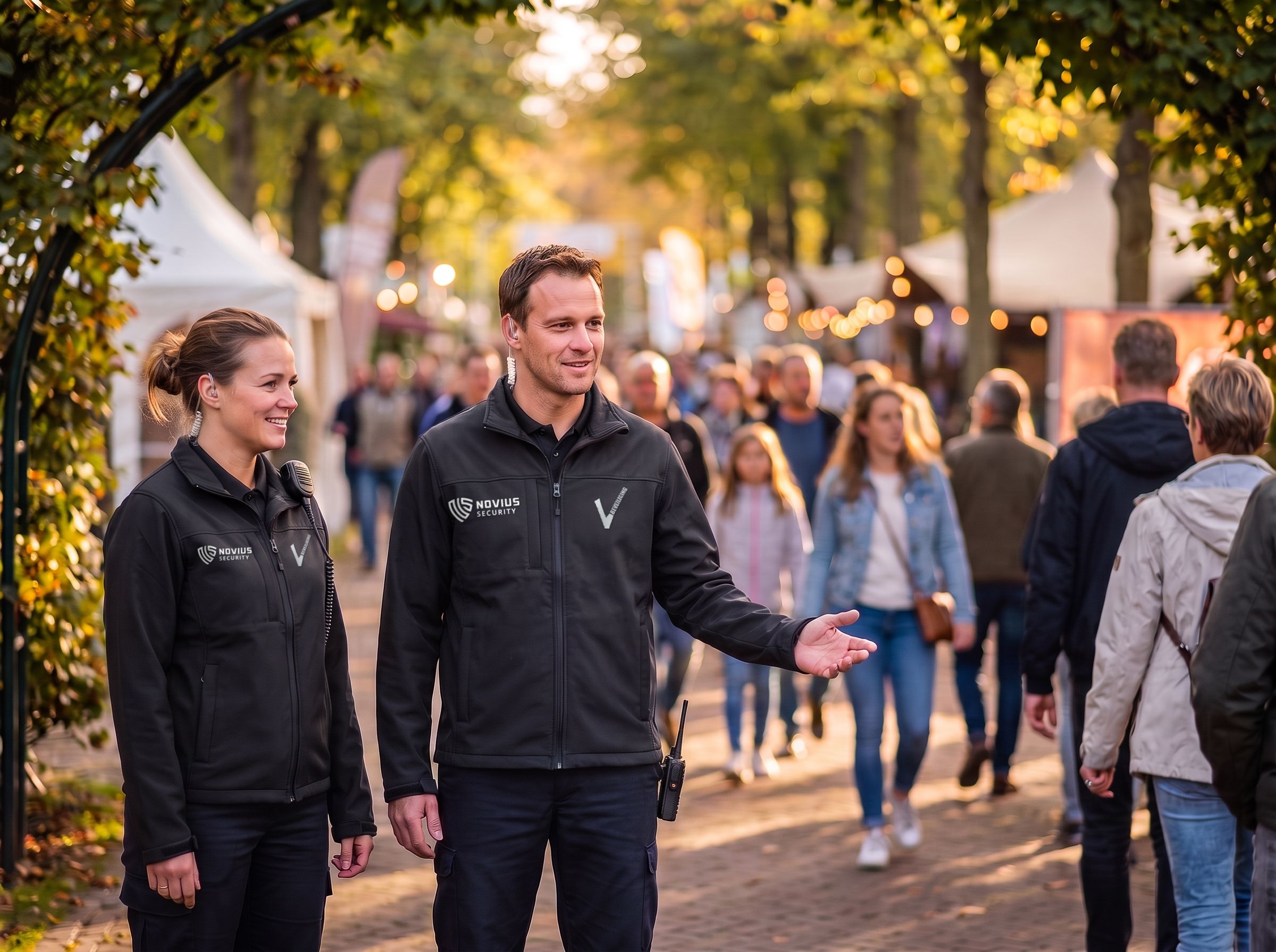 Beveiligers bij de toegang van een evenemententerrein