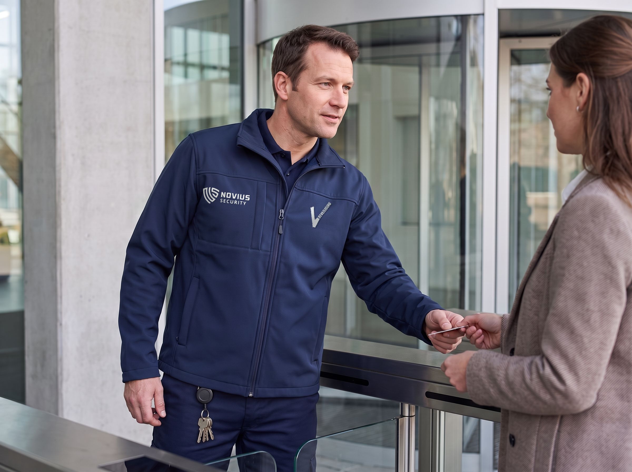 Beveiliger controleert de toegang bij de ingang van een kantoorpand