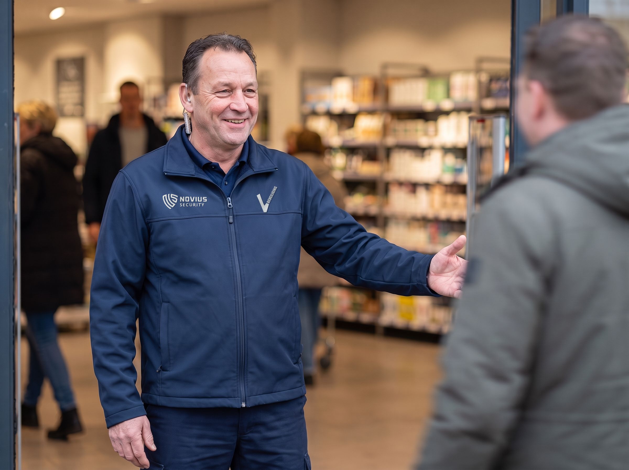Winkelsurveillant bij de ingang van een winkel